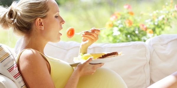 Bà bầu uống nước tăng lực được không