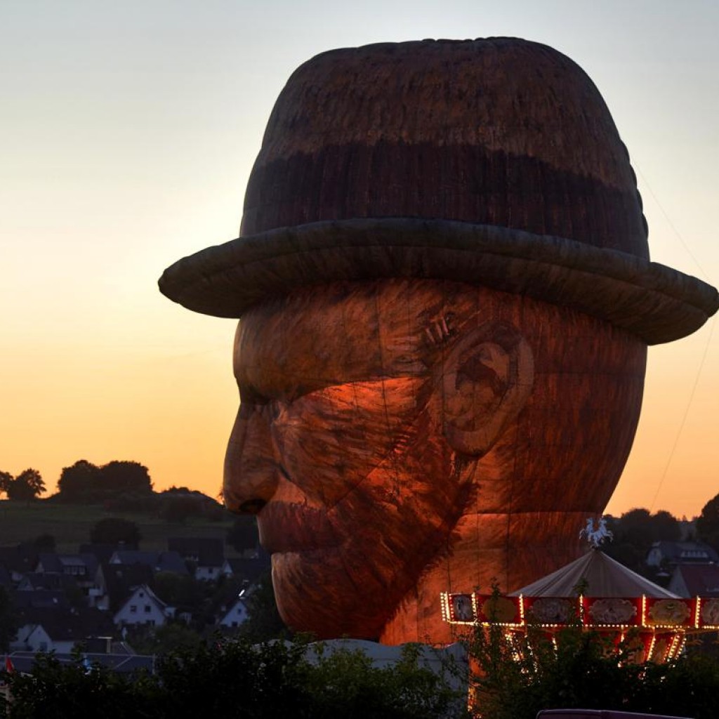 Khi khí cầu có hình dạng khuôn mặt của hoạ sĩ nổi tiếng người Hà Lan Vincent van Gogh tại lễ hội Montgolfiade ở Warstein, Đức, 09/09/2015.