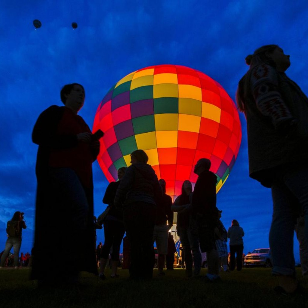 Khán giả đi ngang qua một chiếc khingh khí cầu đang được bơm khí nóng để chuẩn bị “cất cánh” tại lễ hội Albuquerque International Balloon Fiesta, ở New Mexico, 03/10/2015.