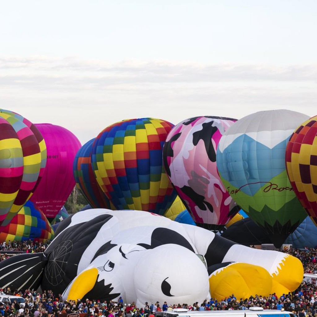Khinh khí cầu được thả trong ngày đầu tiên của lễ hội Albuquerque International Balloon Fiesta, ở New Mexico.