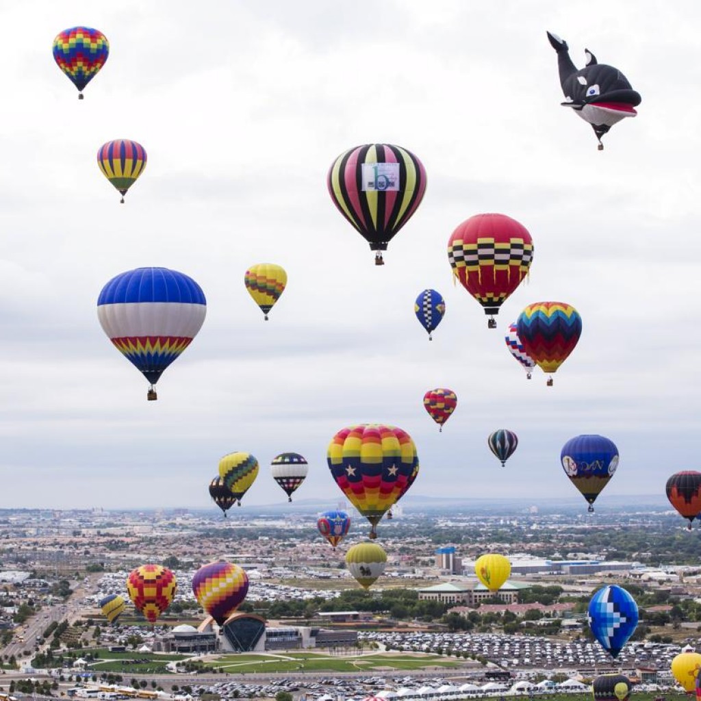 Hàng trăm khinh khí cầu bay lên trời tại lễ hội Albuquerque International Balloon Fiesta 2015.