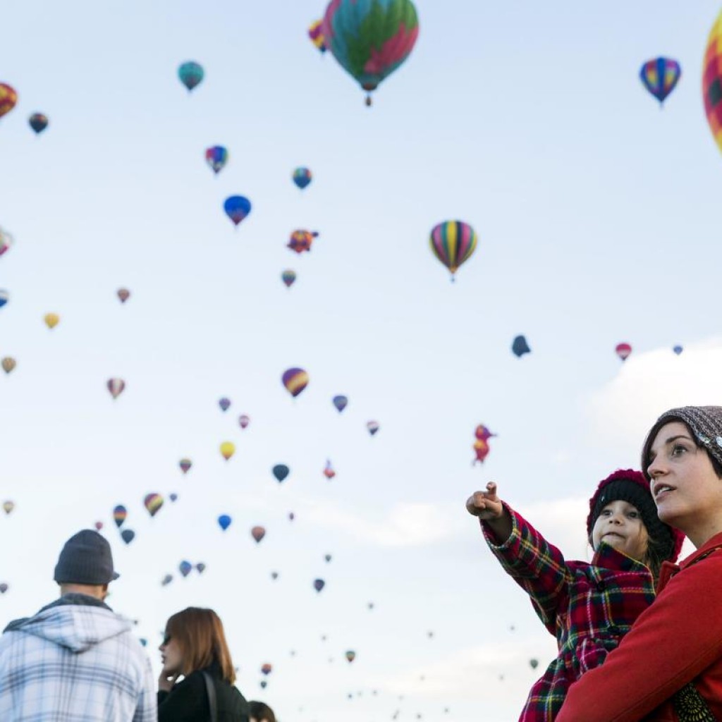 Khán giả xem khinh khí cầu bay trên không trung tại Lễ hội khinh khí cầu quốc tế Albuquerque, ở New Mexico, 07/10/2015.