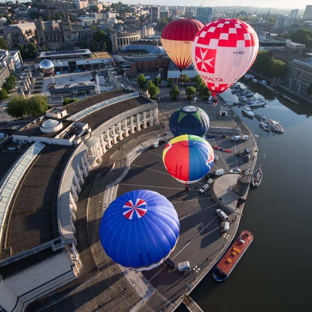 Khi khí cầu được thả cho bay thử chuẩn bị cho lễ hội khinh khí cầu quốc tế Tribute Bristol, Anh, 31/07/2015.