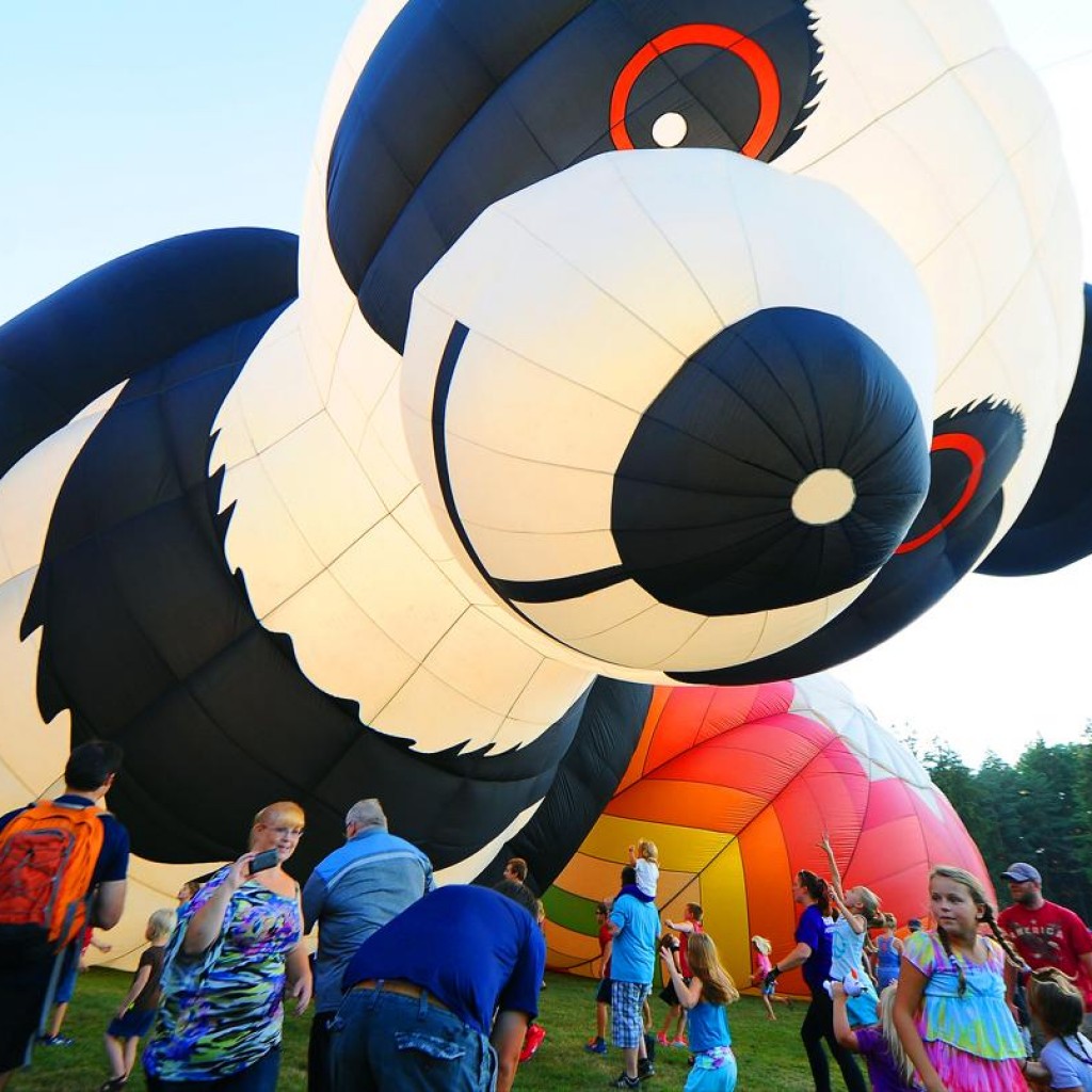 Khá giả xem một chiếc khinh khí cầu đang được bơm lên ở lễ hội Adirondack.