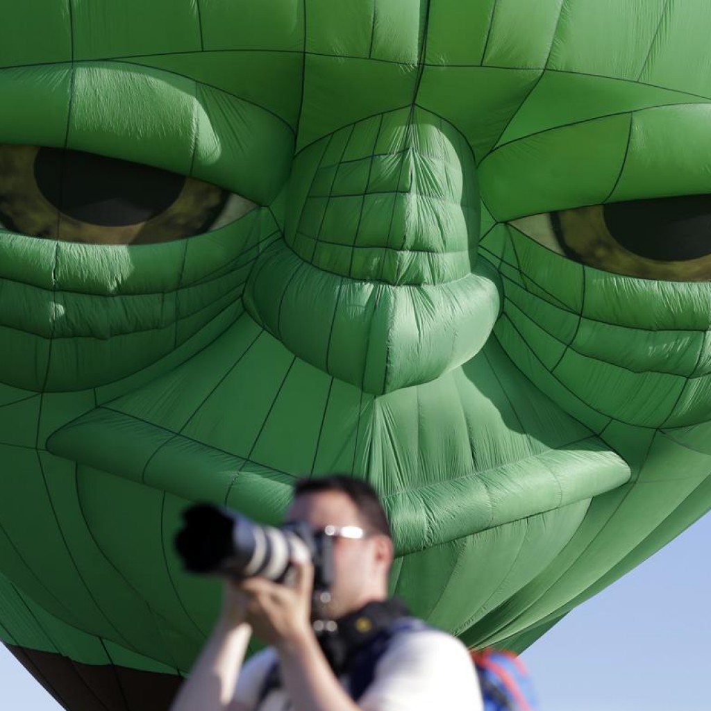 Một tay máy chụp ảnh gần khinh khí cầu hình nhân vật Master Yoda ở lễ hội QuickChek New Jersey 2015.