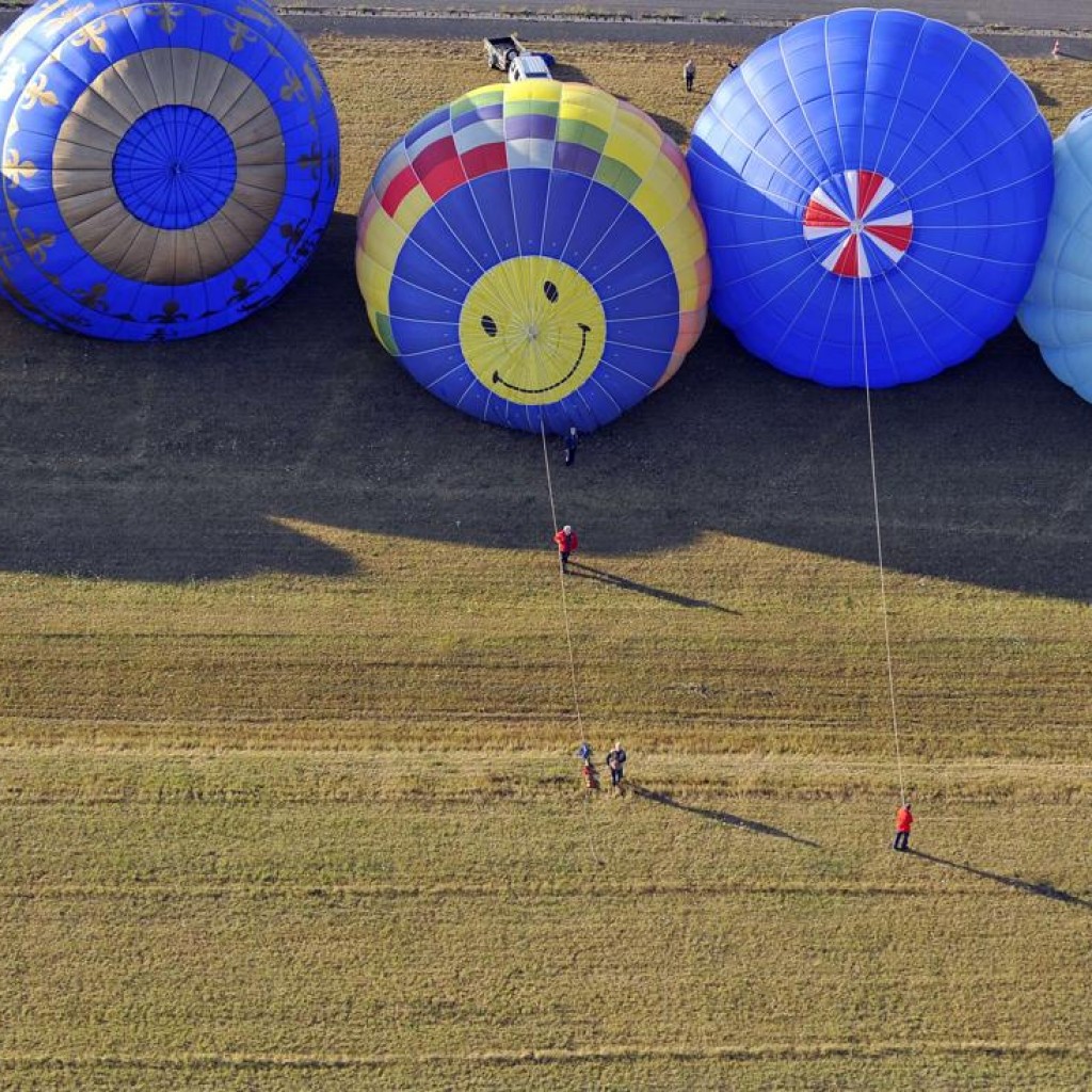Mọi người chuẩn bị khinh khí cầu ở gần căn cứ không quân Chambley-Bussieres, miền Đông nước Pháp, 26/07/2015, ngày đầu tiênn của lễ hội khinh khí cầu quốc tế “Lorraine Mondial Air Ballons”.