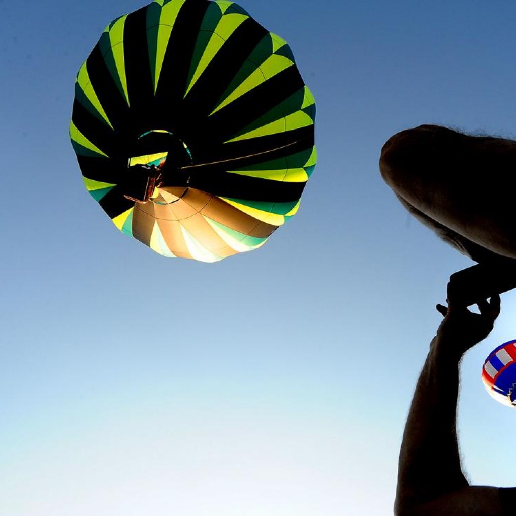 Khán giá theo dõi một khinh khí cầu đang được thả lên trời tại lễ hội Adirondack, Glen Falls, New York, 17/09/2015.