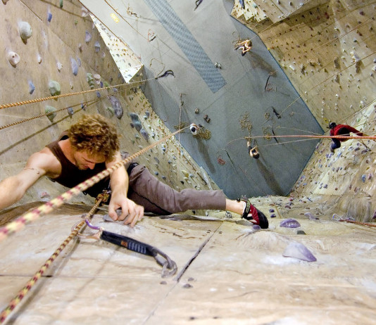 4 Môn thể thao mới hút hồn giới trẻ Việt Leo núi trong nhà rèn luyện cho người chơi một thể lực toàn diện