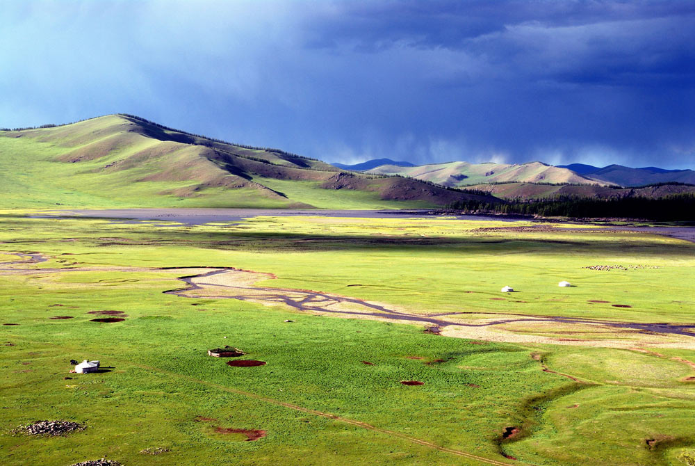 Dãy núi Khangai trên thảo nguyên Mông Cổ
