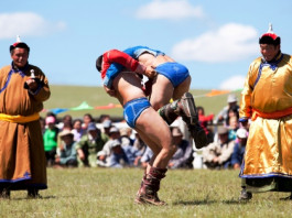 Môn thi đấu vật tại lễ hội Naadam