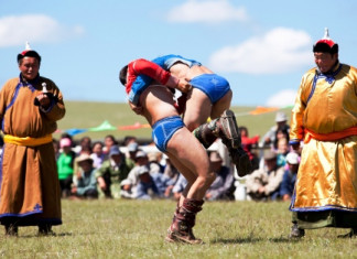 Môn thi đấu vật tại lễ hội Naadam