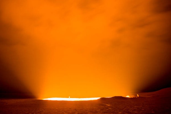 Ngọn lửa của miệng hố cháy lên thắp sáng cả một vùng của sa mạc Karakum rộng lớn