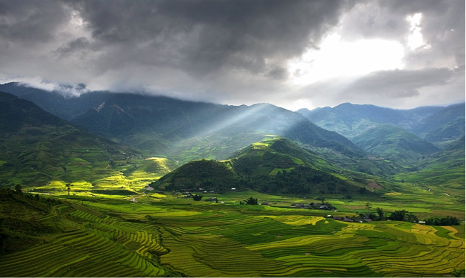 Đèo Khau Phạ với chóp núi nằm trên biển mây hệt như một chiếc sừng nhô lên đến tận trời.