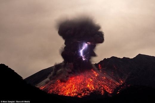 Sét trên miệng núi lửa hoạt động thực chất cũng dựa trên nguyên ký tích điện như các đám mây điện tích
