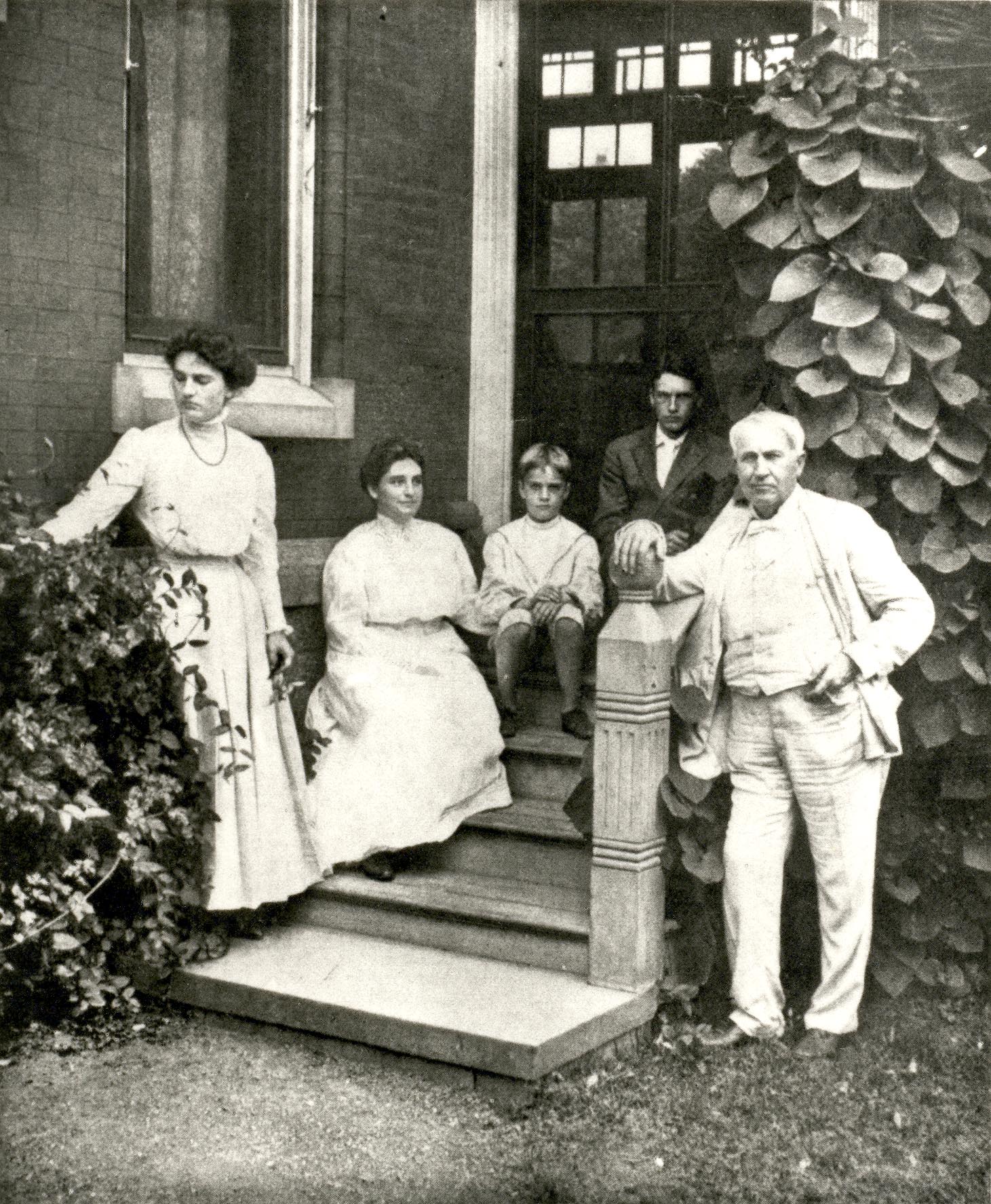 Thomas Edision chụp ảnh cùng gia đình khi còn nhỏ