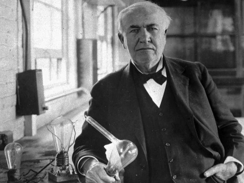 Thomas Edison với phát minh bóng đèn sợi đốt