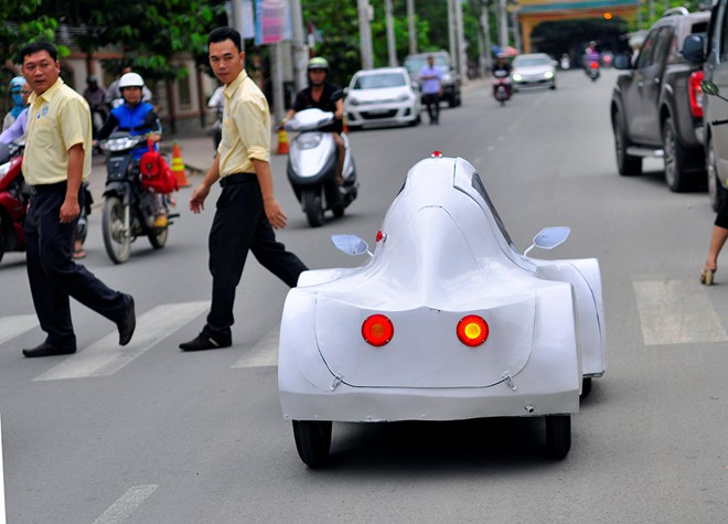 Chiếc xe chạy 200 km chỉ hết 1 lít cồn gây “sốt” của sinh viên Lạc Hồng