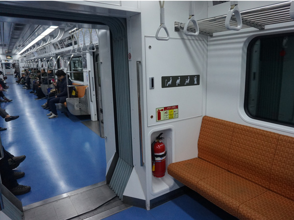  Tàu điện tại Seoul có khu vực ghế dành riêng cho các hành khách ưu tiên như bà bầu, người già, người khuyết tật