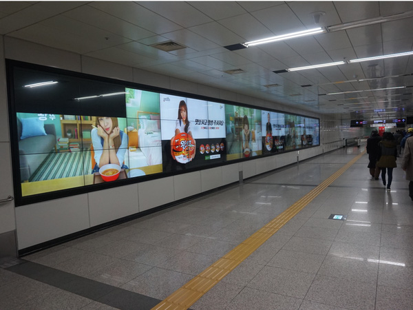  Màn hình quảng cáo cỡ lớn luôn hoạt động 24/7. Ngành quảng cáo ở Hàn Quốc vô cùng phát triển nhưng cũng mang tính cạnh tranh khốc liệt
