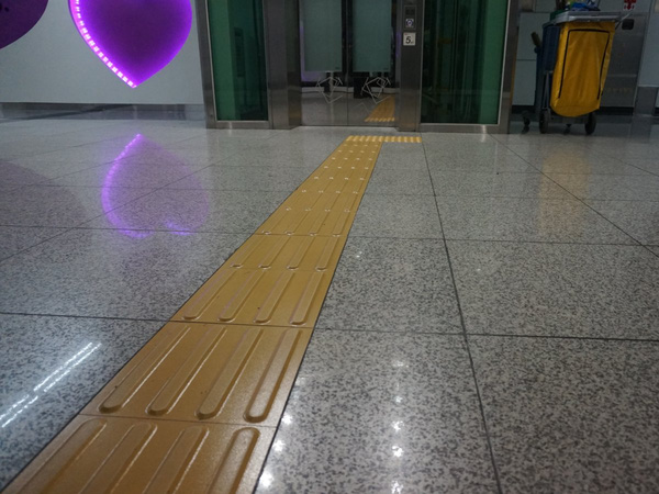  Những đường kẻ vàng trong ga tàu điện ngầm giúp người khiếm thị có thể tìm được lối ra khỏi ga dễ dàng
