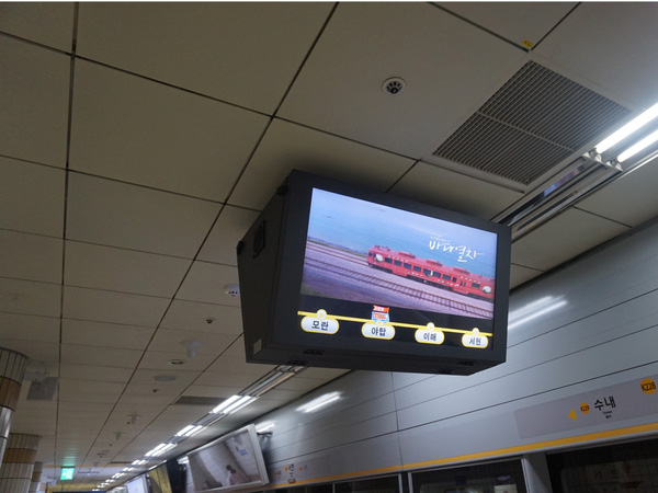 Hành khách sẽ biết tàu đến lúc nào, đi lúc nào một cách chính xác nhất qua màn hình “tường thuật trực tiếp” hành trình tàu điện ngầm