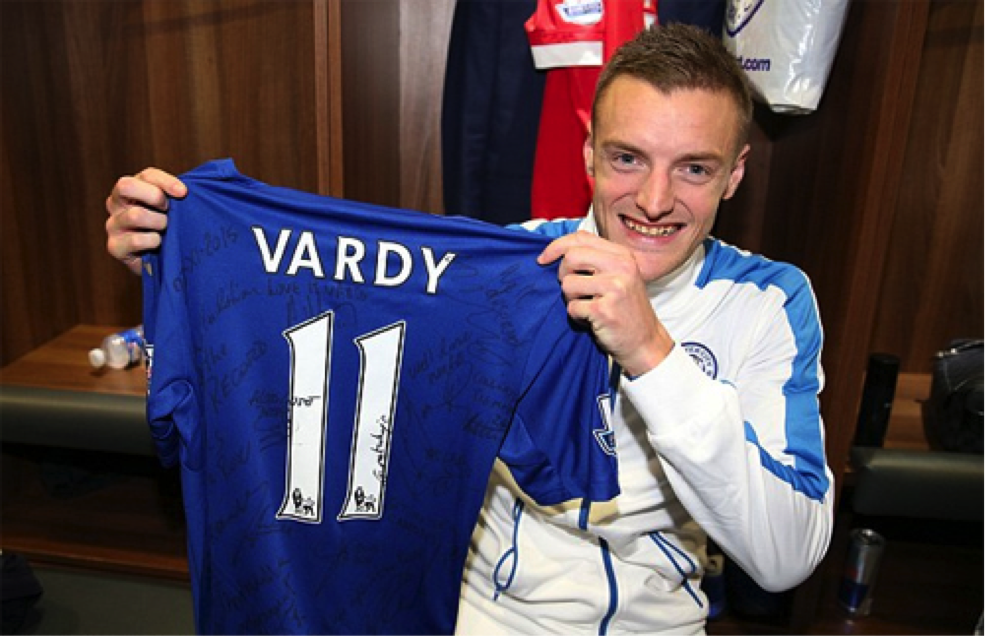 Vardy với chiếc áo ngập chữ ký đồng đội chúc mừng anh trong ngày lập kỷ lục.