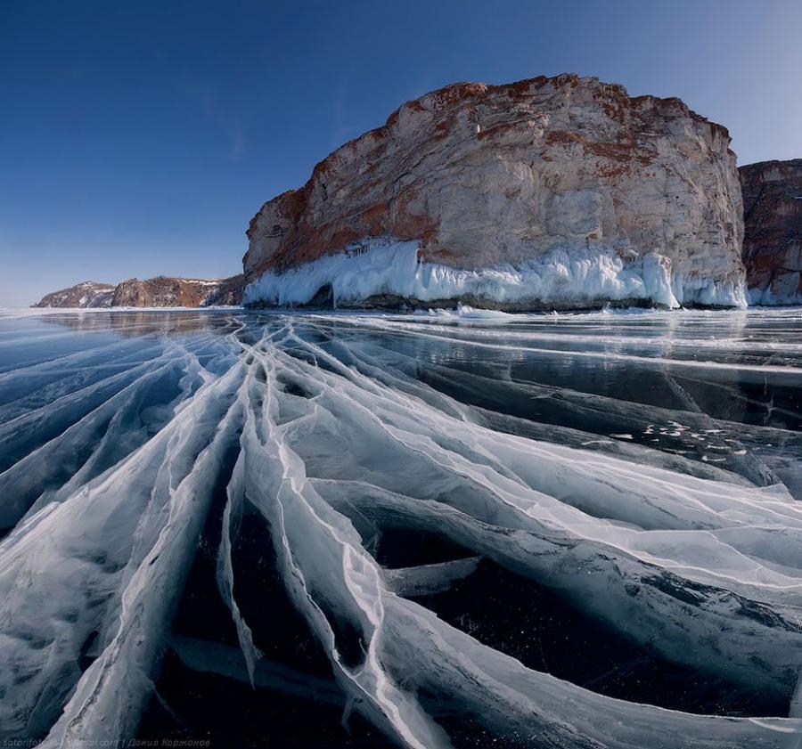 Mùa đông, toàn bộ khu hồ đóng băng, tạo nên những cảnh tượng kỳ vĩ.