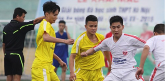 Cầu thủ THPT Phùng Khắc Khoan trong một pha giành bóng gay cấn