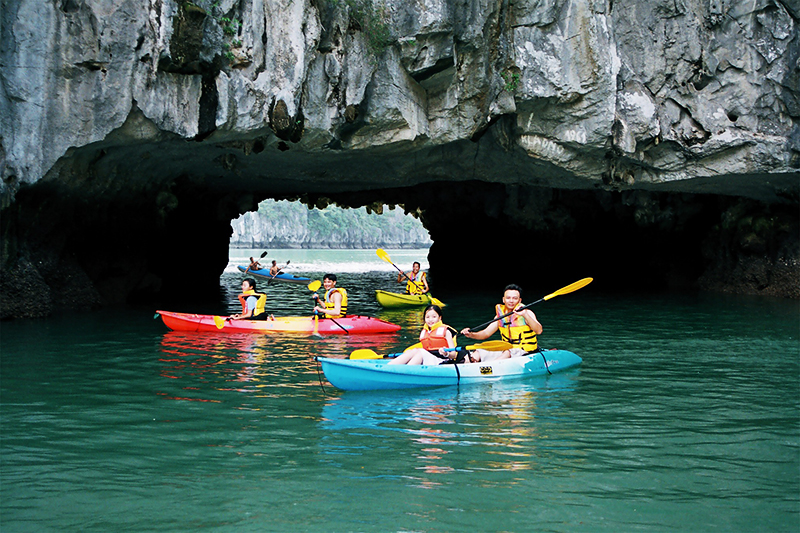 Chèo thuyền Kayak ở Vịnh Hạ Long