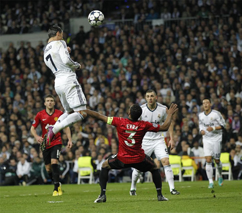 Khoảnh khắc Ronaldo bật cao hơn cả một VĐV bóng rổ bình thường để ghi bàn vào lưới M.U