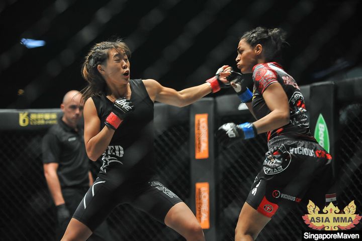 Angela Lee (trái) là VĐV nữ được mệnh danh là “Lý Tiểu Long” mới của làng MMA Châu Á