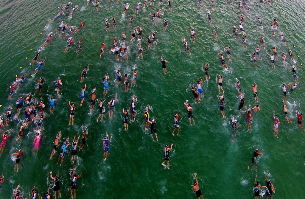Toàn cảnh phần thi bơi tại IronMan 70.3 Việt Nam 2015