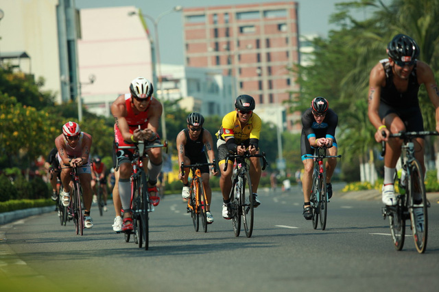 Các Ironman chinh phục đường đua xe đạp trong điều kiện nắng nóng gay gắt ở Đà Nẵng