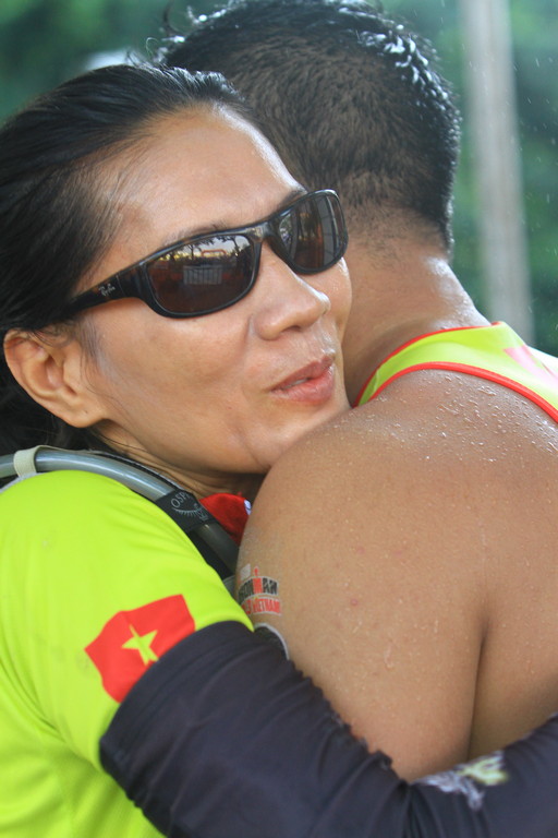 Nữ chiến binh Hoa Nguyễn của đội Number 1 team chúc mừng đồng đội Ngô Quang Thảo và tiếp nhận chip tính giờ để bước vào chặng đua xe đạp