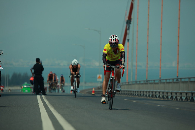 Vượt cầu Thuận Phước là thử thách đáng kể đối với các Ironman trong điều kiện nắng nóng, gió to. Đây cũng là điểm mà nhiều VĐV chấp nhận bỏ cuộc.