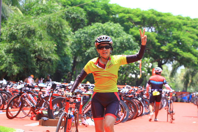 Sau hơn 3 giờ trên yên xe đạp, Hoa Nguyễn trở thành nữ VĐV Việt Nam có kết quả tốt nhất phần thi xe đạp.