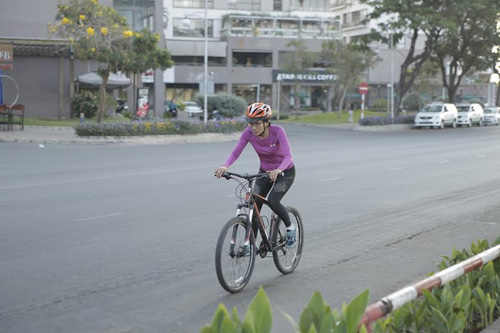 Hoa Nguyễn và chiếc xe đạp trở thành đôi bạn thân