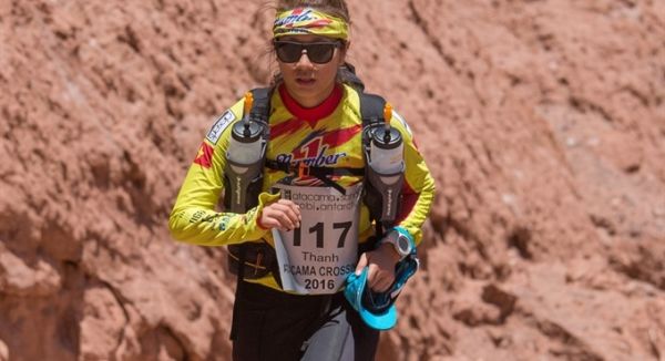 Cô gái 9X Thanh Vũ cũng đã không ít lần bật khóc vì những vết thương đau đớn từ đôi chân phồng rộp giữa hành trình 1.000km sa mạc khắc nghiệt nhất thế giới với nền nhiệt có khi lên tới 40 độ C