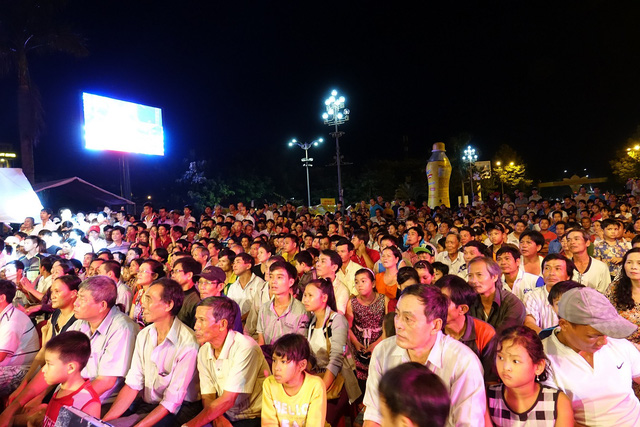 Quảng trường Phạm Văn Đồng hầu như không còn một chỗ trống trong suốt hai đêm tranh tài