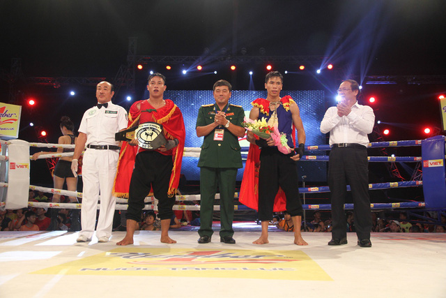Võ sĩ Lương Bá Tá (đỏ) không phụ lòng khán giả nhà với chiến thắng ở hạng cân 65kg nam