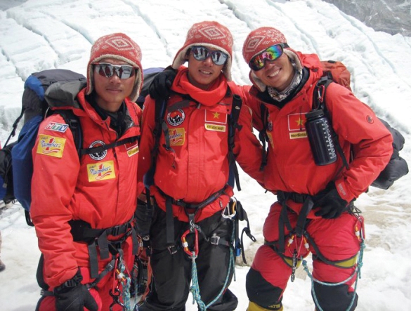 Mặt của Phan Thanh Nhiên bị sạm đen vì bỏng lạnh ở nhiệt độ từ -30 đến - 40 độ C. Hành trình chinh phục Everest là những chuỗi ngày dài mà anh luôn phải đấu tranh tư tưởng giữa sự sống và cái chết, giữa đi tiếp hay bỏ cuộc