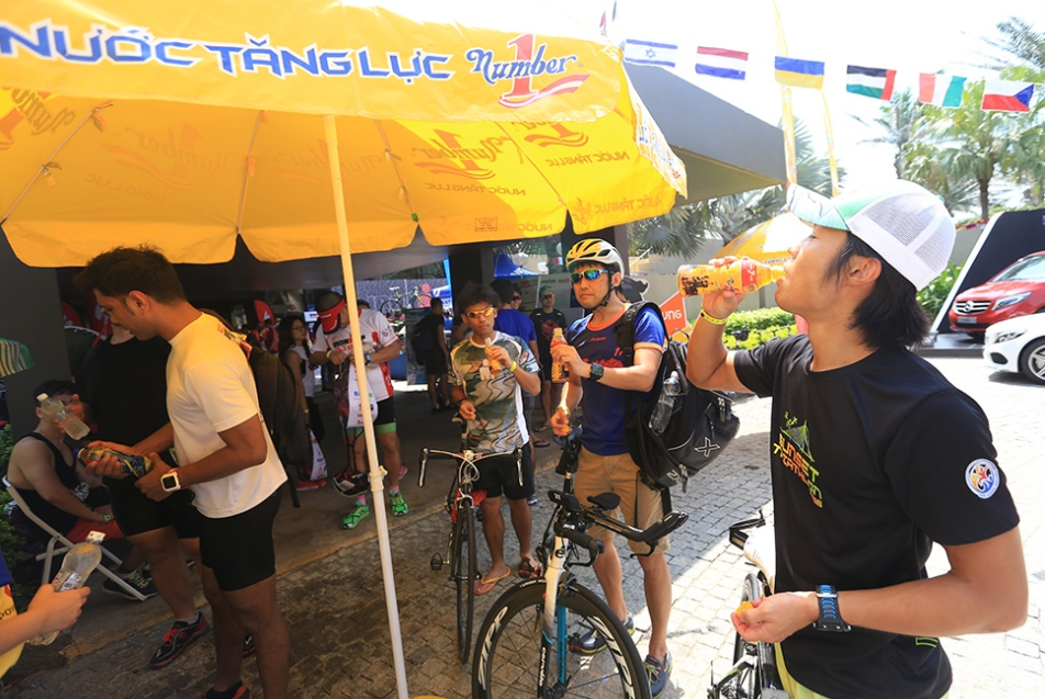 IronMan 70.3 VietNam Đà Nẵng với khoảng 13 trạm tiếp nước, cùng với 500 tình nguyện viên dọc các tuyến đường đua