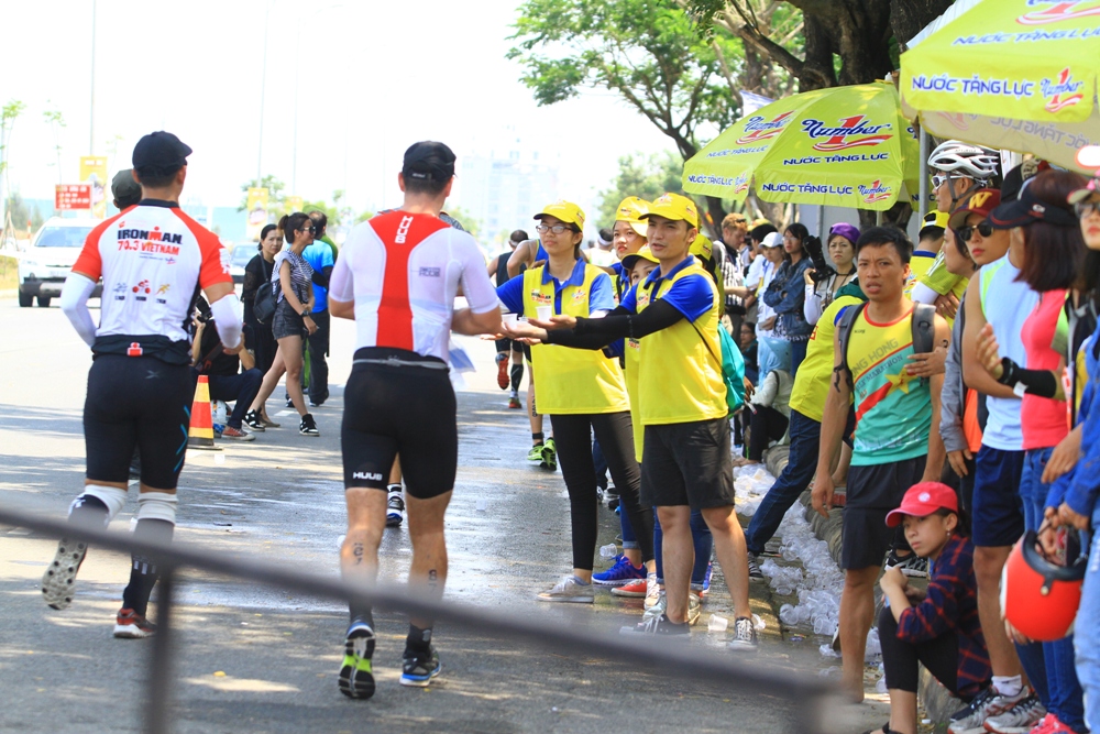 Nước tăng lực Number 1 bổ sung năng lượng kịp thời cho các vận động viên đồng hành cùng IronMan 70.3 VietNam Đà Nẵng 2017