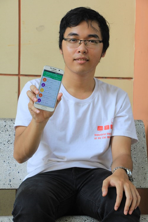 Tác giả Lê Yên Thanh bên ứng dụng Busmap của mình.